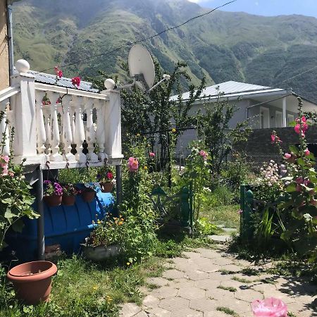 Nino'S Guest House Kazbegi Exterior foto