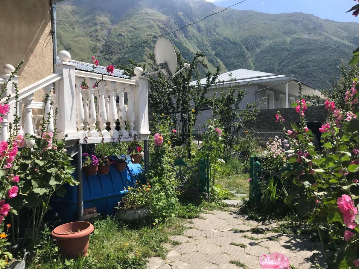 Nino'S Guest House Kazbegi Exterior foto